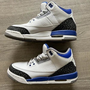 Jordan 3 ”Retro Racer Blue”  - Knappt använda, ser oanvända ut! Ny pris 3000kr