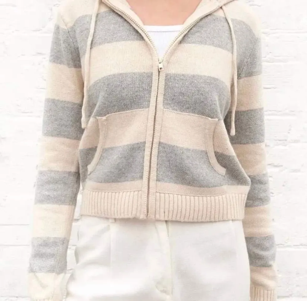 Alana wool zip up sweater från Brandy Melville. Fint skick men lite nopprig, dock inget som stör.  Onesize motsvara cirka S . Tröjor & Koftor.