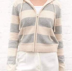 Alana wool zip up sweater från Brandy Melville. Fint skick men lite nopprig, dock inget som stör.  Onesize motsvara cirka S 