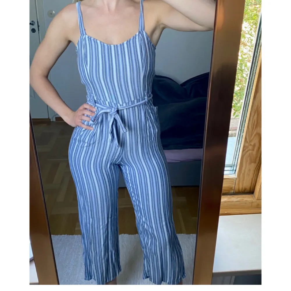 Randig jumpsuit från Hollister med justerbara axelband 🤍💙 . Klänningar.