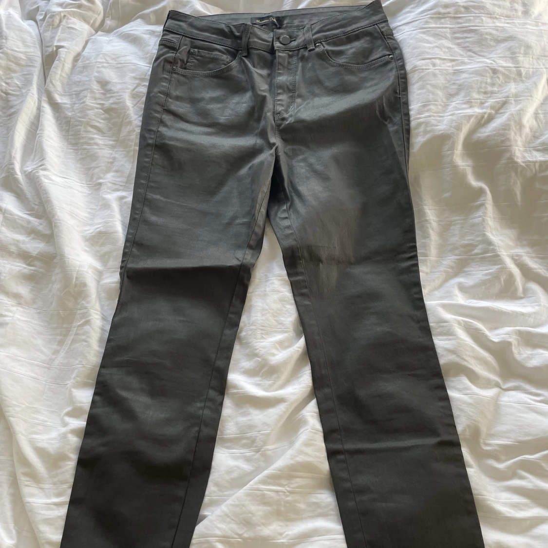 Massimo Dutti gråa lack jeans i storlek 40