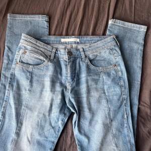 Säker dessa jätte fina jeans med pärl detaljer, säker dessa pågrund av att det inte kommer till användning🫶🏻