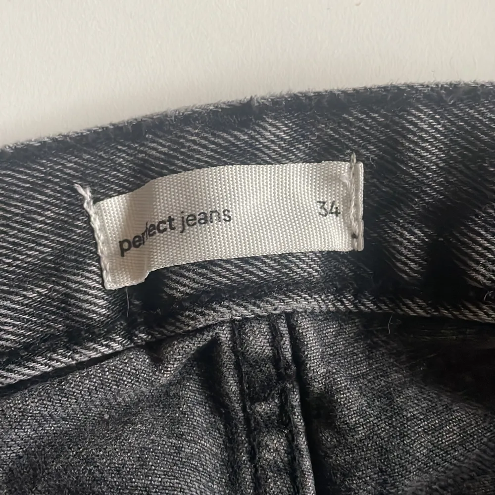 Säljer dessa Midwaist jeans i storlek 34. Säljer även ett par lika dana fast i blå, om du köper båda blir det billigare💓. Jeans & Byxor.