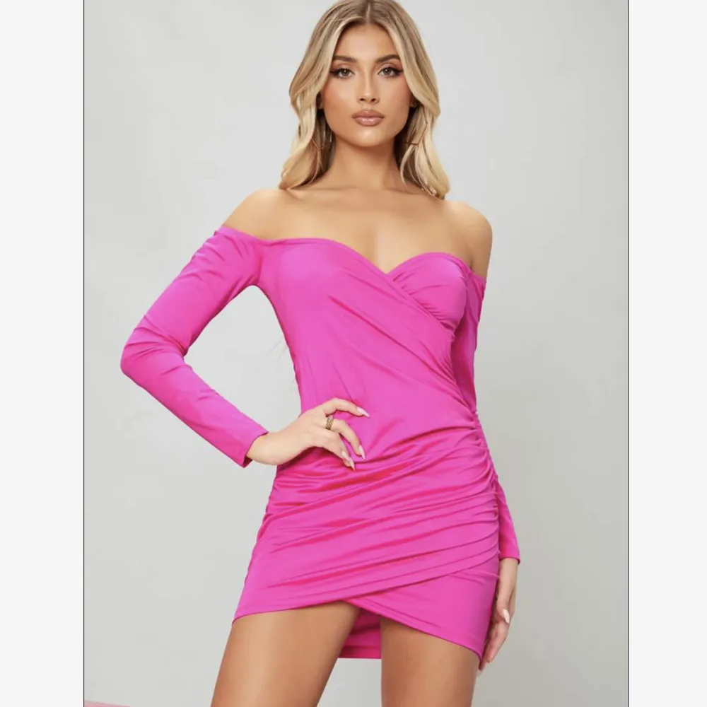Snygg rosa klänning från Shein. Köptes från Vinted men tyvärr för liten för mig. Den är M i storlek skulle jag uppskatta den som. . Klänningar.
