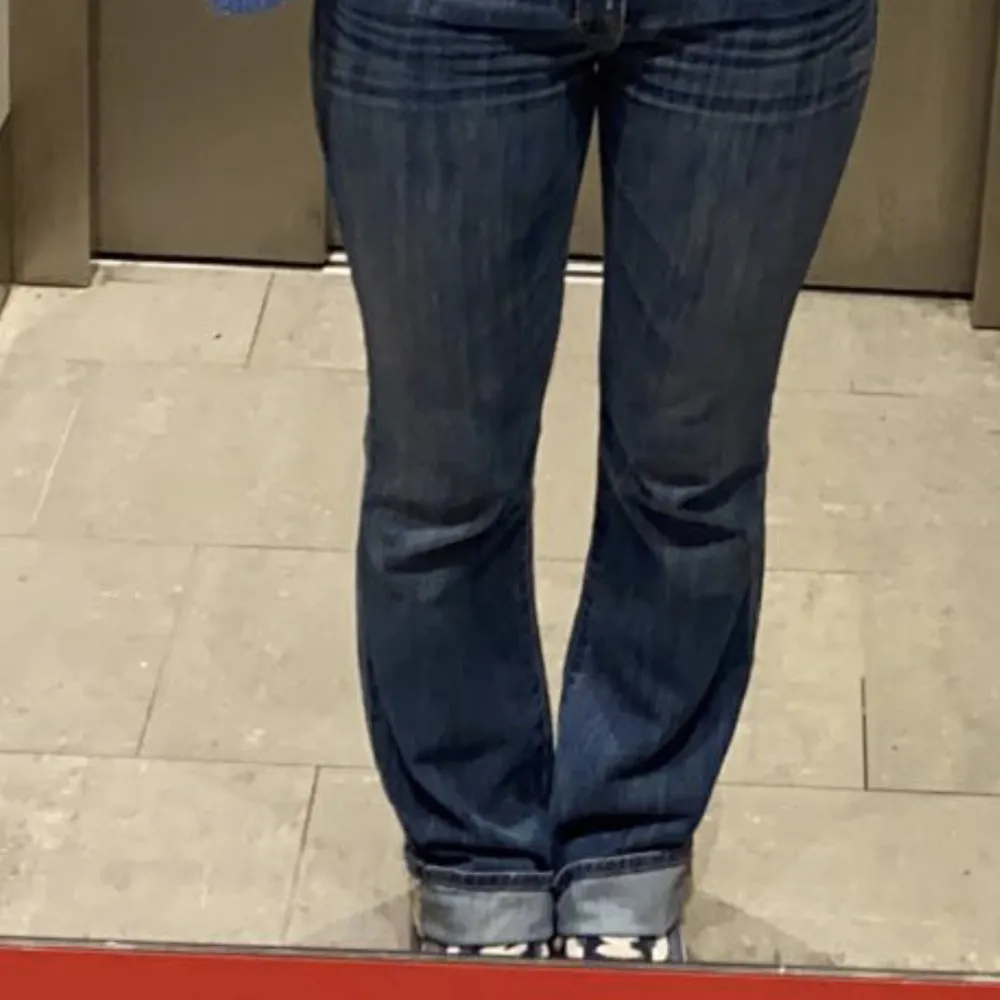 Lågmidjade bootcut jeans från abercrombie, bra skick!💕 midjemåttet är 39cm(W28), har inte mätt innerbenslängden men dom är långa jag som är ca 170 cm, ca 4-5cm för långa!  Sista dagen för köp är 23 september!💕 pris kan diskuteras vid en snabb affär. Jeans & Byxor.