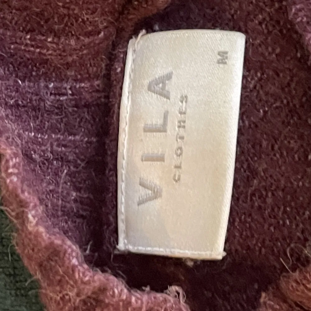 En så fin stickad polo tröja från VILA i storlek M, den är så skön och är så fruktansvärt fin nu till hösten, kommer tyvärr inte till användning. Fint skick!! Tryck på Köp nu eller kontakta mig vid frågor/ Sammfrakt 💗. Stickat.