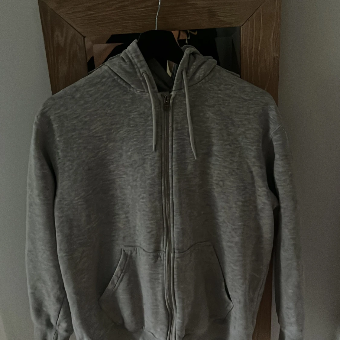 WEEKDAY hoodie med dragkedja - 90