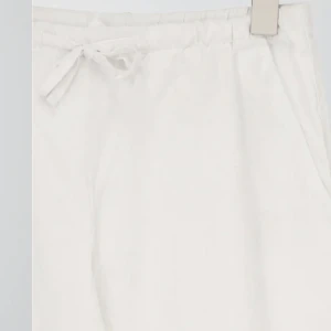 Linnebyxor  - Säljer mina linnebyxor då jag inte tycker de passar på mig.  Väldigt fina lågmidjade. Köpta på Gina Young 158/164 men skulle säga det är en XS 