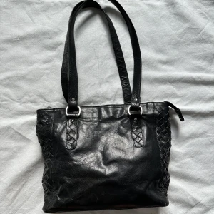 Väska  - Medelstor läder väska 