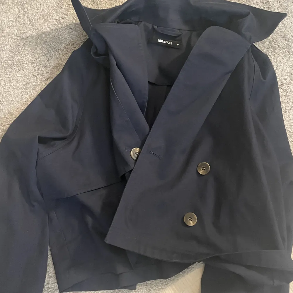 💕säljer min mörkblå korta kappa från Gina Tricot eftersom att jag aldrig använder den💕köpt för 600. Jackor.