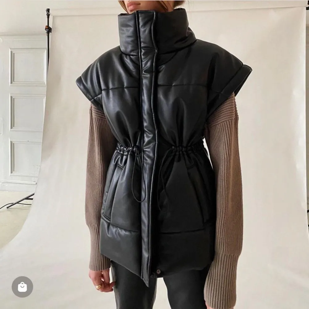 Svart Lxa Faux Leather Vest, super fin! Men kommer tyvärr inte till användning då jag har för mycket kläder. 💓 storlek L men passar även större och mindre beroende på hur man vill att den sitter . Jackor.