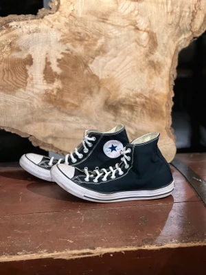 Nästan nya Converse chuck Taylor All star Hi - Sparsamt använda och i mycket bra skick i stl. 42.5