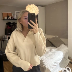 Tröja - Beige tröja från monki, stolek S