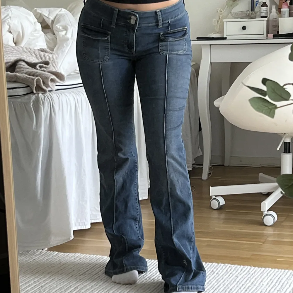 lite långa på mig som är 162cm, använda max 5 gånger 🧡. Jeans & Byxor.