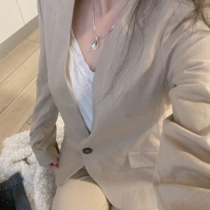 💛 beige blazer + kostymbyxor! 💛 - säljer helt oanvänd kavaj från ZARA och byxor från H&M, båda i storlek 34! hann inte returnera i tid 😅💖 kavajen för 300kr (399kr), byxorna för 150kr (199kr) eller båda för 400kr ❤️
