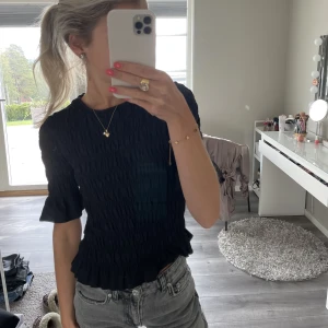 Svart topp - Söt svart topp med detaljer från Gina💖