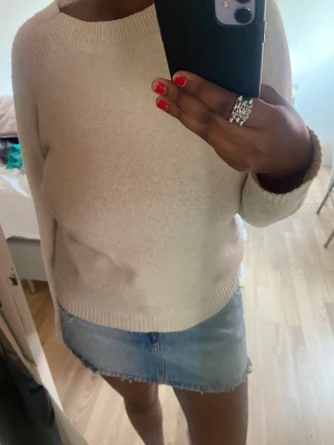 Stickad tröja  - Stickad tröja från vero Moda. Köp direkt för 99