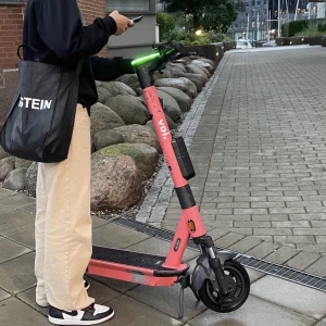 Beigea jeans - Beigea straight leg jeans från monki i storlek W31, han på bilden är 184 cm och har vanligtvis storlek M/L, nypris runt 600