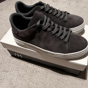 Skor - Skor från selected homme som endast är använda en gång. Nypris 1300 kr och är i nyskick. Lägg gärna prisförslag.