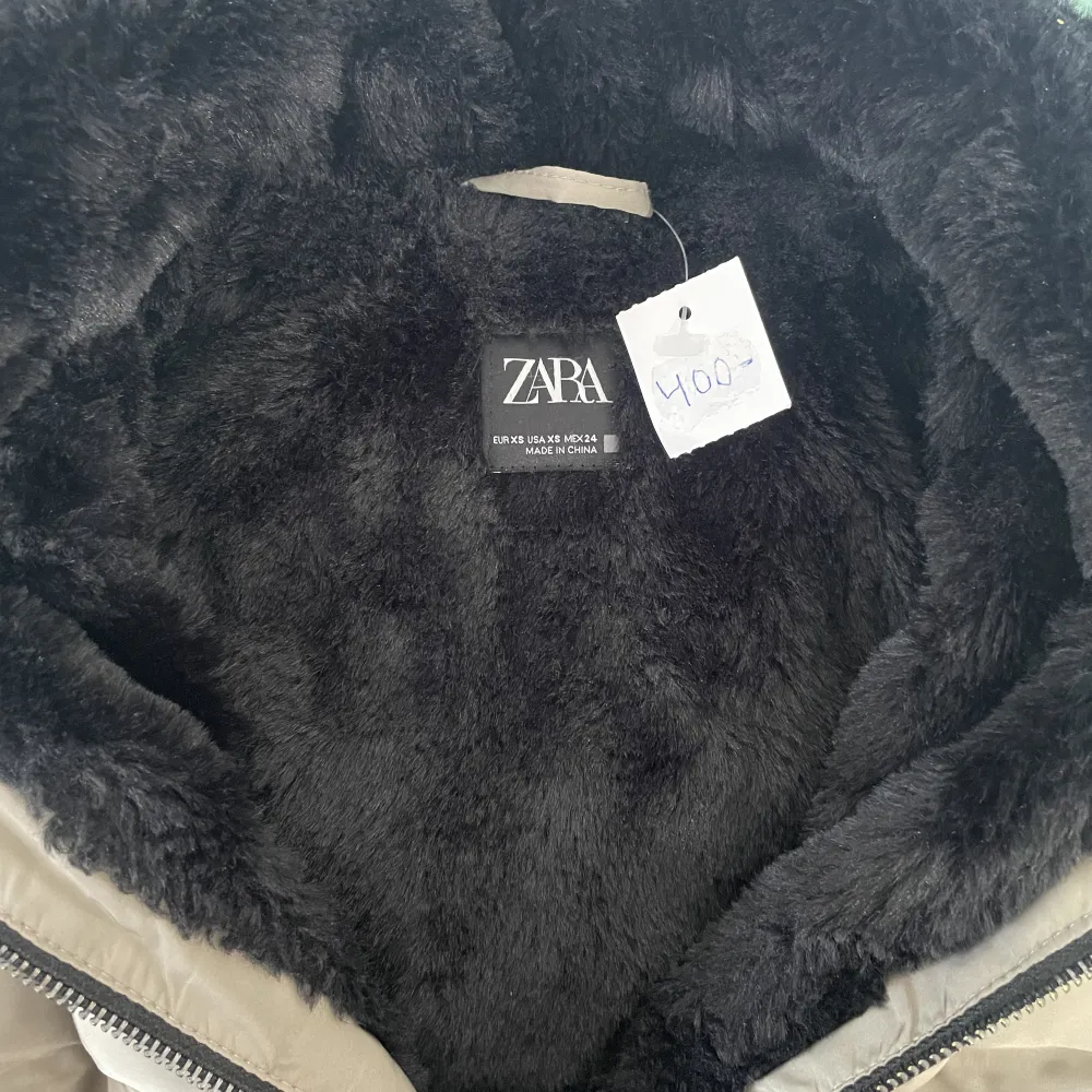 Köpte ganska så dyr men passar inte mig längre. Zara vinterjacka med en skön fluffig inre tyg😊den är lite grå beige och perfekt för vinter framöver. Jackor.