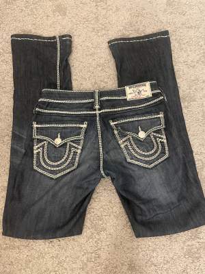 Säljer ett par jätte fina bootcut true religion jeans då de inte kommer till användning 