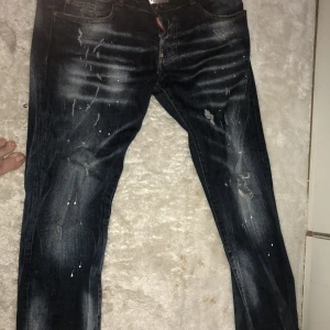 Dsquared2 Jeans - Storlek 42.  Kostade 7995kr nya säljes för 2000kr.  Utmärkt skick. 