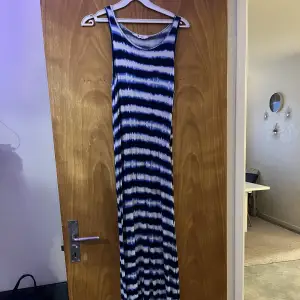 En fin lång blåvit randig sommarklänning. Säljer denna klänning då ja själv inte använder den. Nästan aldrig använd så den e i bra skick 