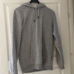 Hoodie  - Grå hoodie, använd men fortfarande i mycket gott skick 