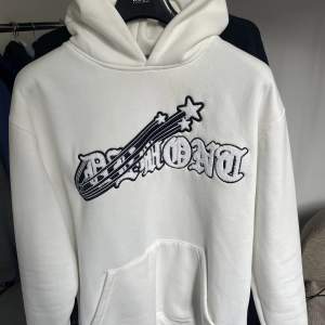 Demont hoodie skick 10/10 använd 1 gång. Storlek M passar även L. Nypris 1000kr