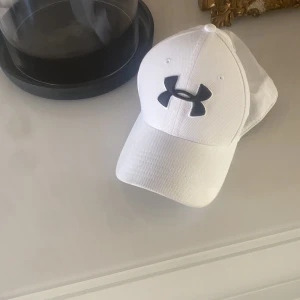 Under armour keps, vit - Under armour keps som är otroligt skön när man tränar eller väldigt snygg att bara ha på sig 