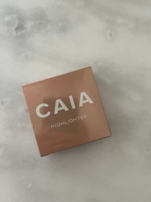 Caia Highlighter  - Highlighter från caia i obruten förpackning i färgen Portofino. Säljer pga råkat köpa två likadana.