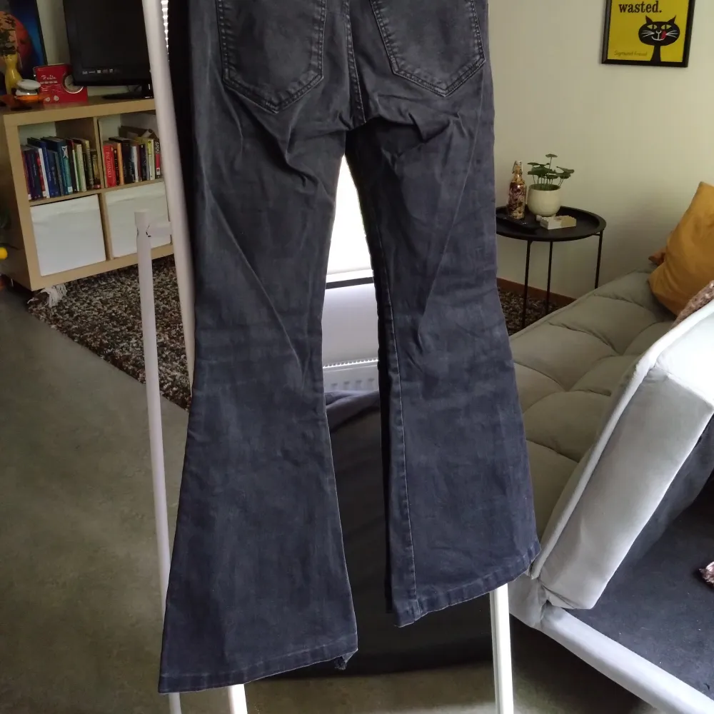 Svarta, högmidjad boot-cut jeans i denim.  Byxorna är välanvända men i gott skick.. Jeans & Byxor.