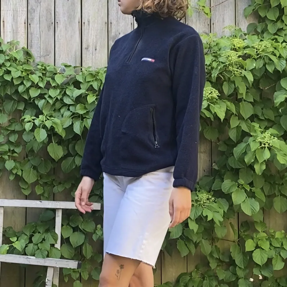 Vintage fleecetröja från Tommy Hilfiger. I använt men fint skick. Marinblå i färg. Med fickor och dragkedja.. Tröjor & Koftor.