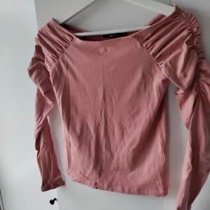 Off shoulder topp - Off shoulder topp från Bil Bok i storlek Xs. Har lite drapering längst armarna. 
