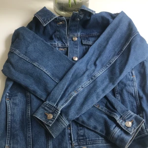 Jeansjacka - Jeansjacka aldrig använt kom privat för frågor