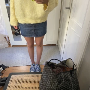 Jeans kjol  - Så fin med coola detaljer, man kan dra ner och uövika upp den för att variera längden!!❤️❤️passar en 36/38