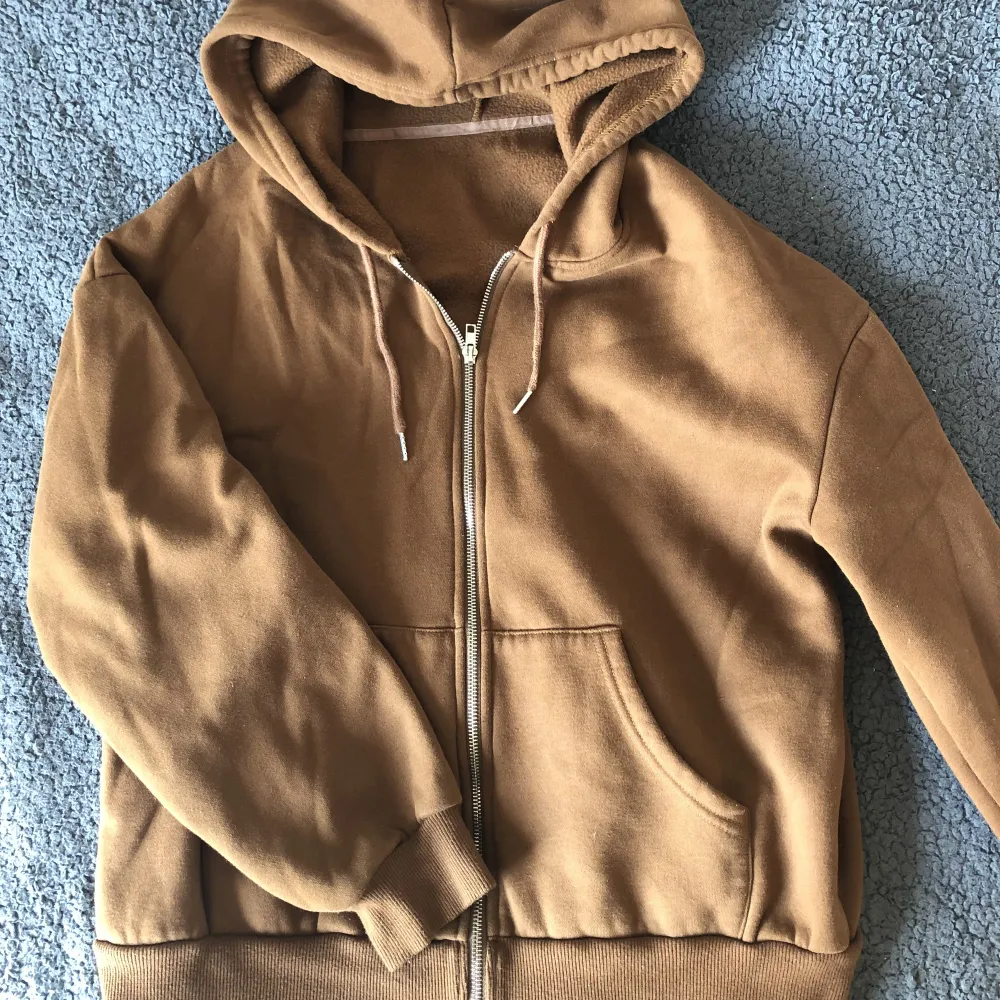 Säljer den här bruna, sköna  hoodien. Bra skick. Säljer då jag inte använder den längre😋. Hoodies.