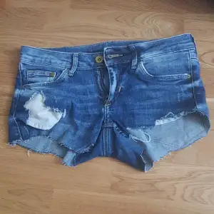 Low waisted, ripped jeans shorts, short shorts