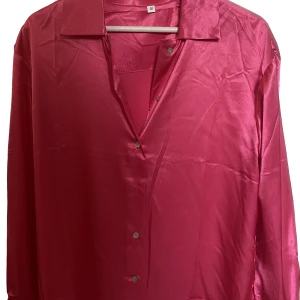 Siden skjorta - Helt ny! OBS inte äkta siden.. 