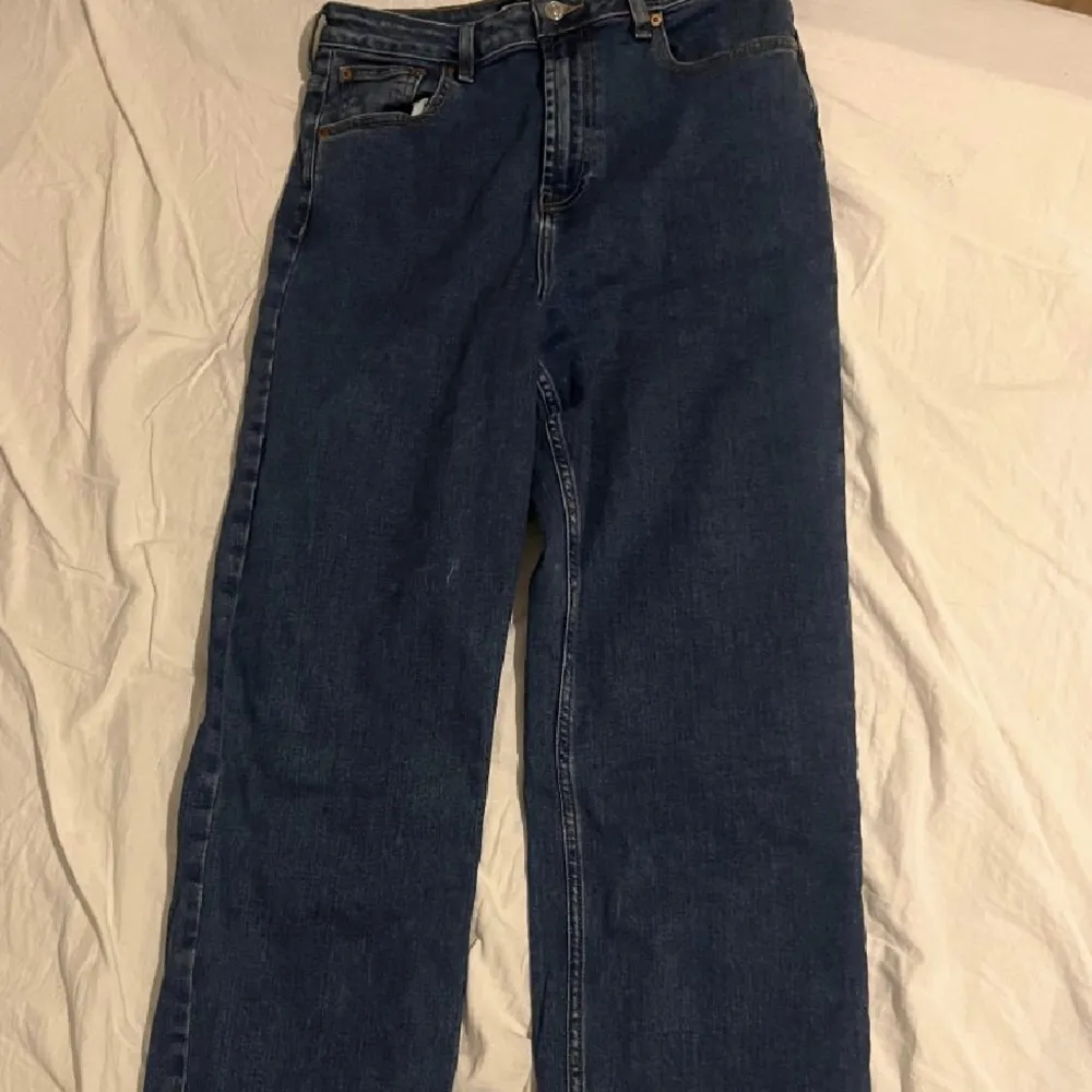 Säljer dessa snygga jeans i rak modell!! Köpta på ASOS och endast testade en gång. Säljer pga tyvärr för små för mig😩 Skulle säga att dem passar ungefär som S/M❤️‍🔥. Jeans & Byxor.