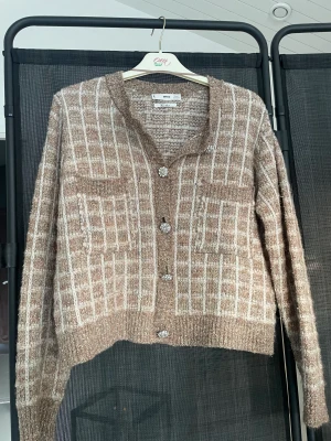 Brun biege kofta  - Urgullig kofta som tyvärr är lite liten för mig, den är använd några gånger och är från Mango som passar storlek L och M väldigt bra! 250 inklusive frakt , går att få billigare vid snabb affär☺️