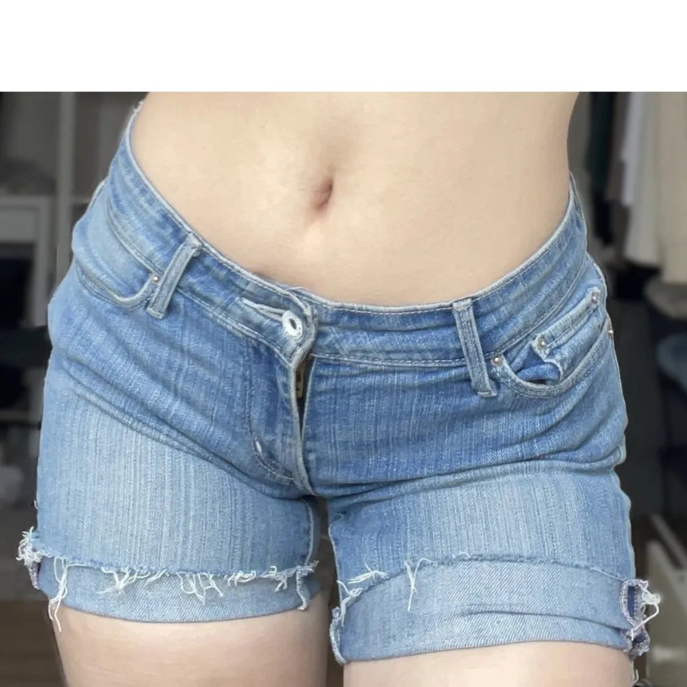 lågmidjade vintage levi’s shorts. jätte fina, men säljer eftersom de är för små på mig. pris kan diskuteras, använd gärna köp nu 💗. Shorts.