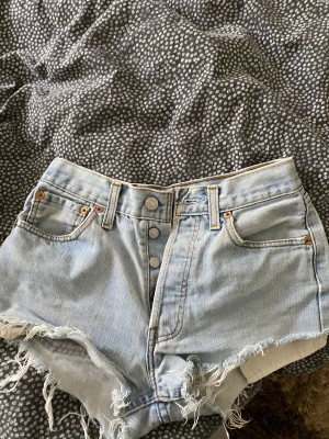 Short - Säljer Levis short eftrsom dom har blivit små för mig, dom är riktigt fina och väldigt bekväma 