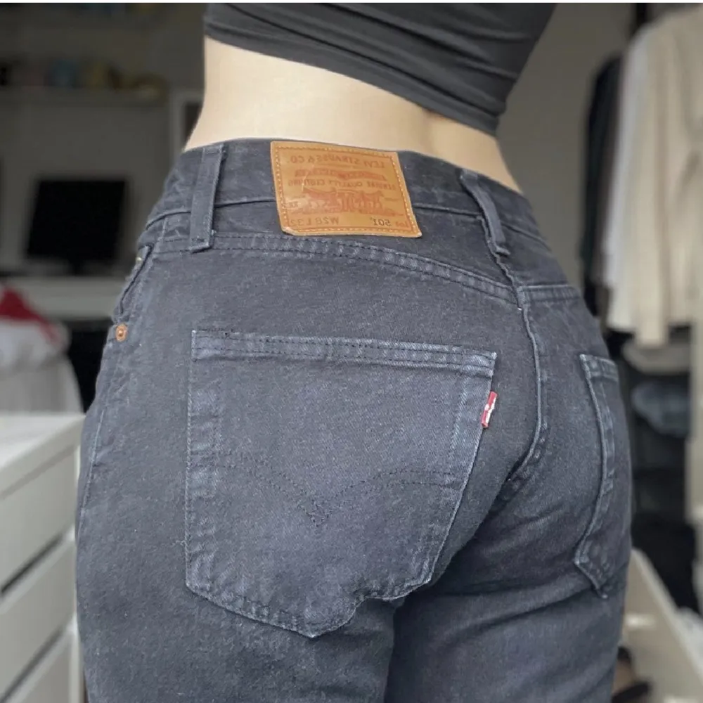 svarta utsvängda jeans ifrån levi’s. innerbenslängd 78 cm, midjemått 72 cm. använd gärna köp nu 💗. Jeans & Byxor.