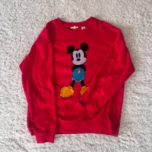 LEVI'S® X DISNEY MICKEY MOUSE GRAPHIC DROP SHOULDER CREWNECK SWEATSHIRT - En slutsåld limitens edition crewneck från levis.  Trycket är lite avskavt på ryggen, därav priset.  Nypris (nu slutsåld) 700kr
