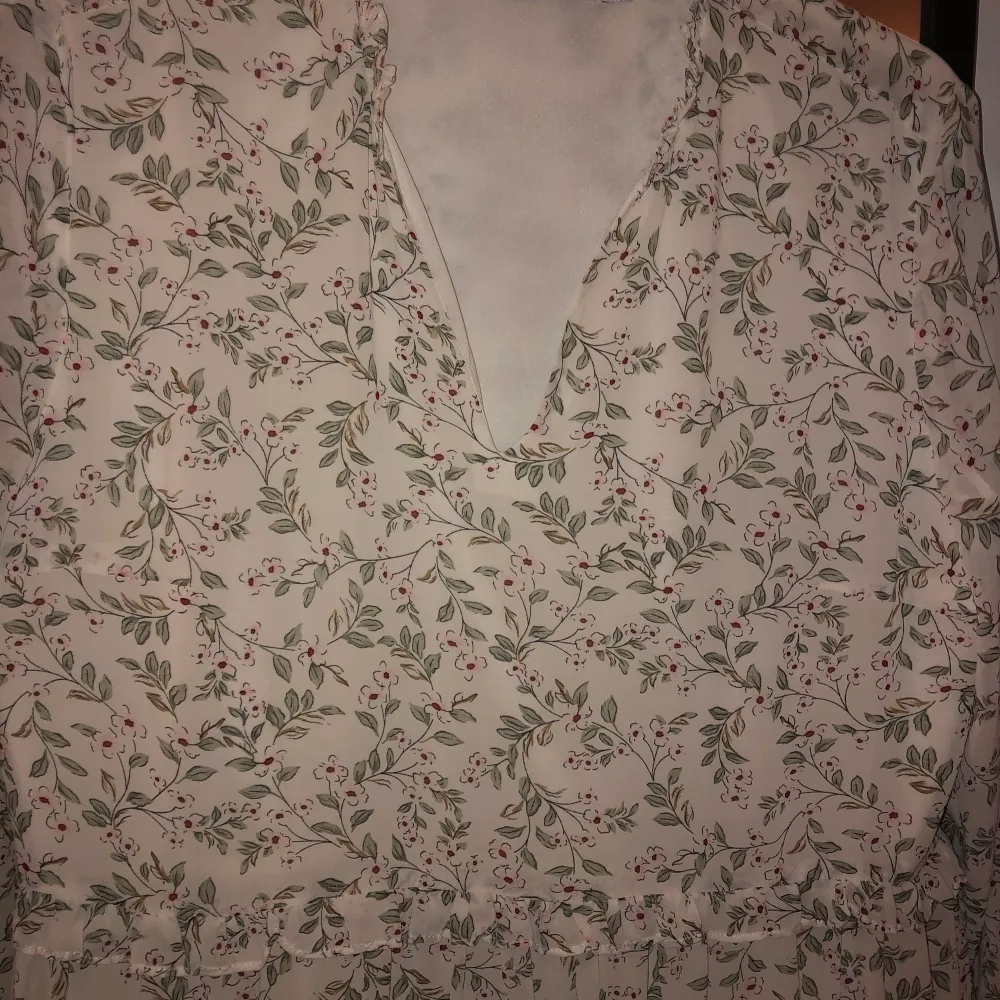 Som ny. Lång blommor sommarklänning från NAKD. Lös i modellen. Transparent i ärmarna. Underkjol. Strl M. Mekot.