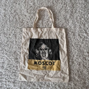 Tygkasse - Tygkasse från moscot, aldrig använd endast legat i låda (därav lite skrynklig😂)