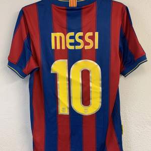 Barcelonas magiska hemmaställ från 09/10 med Messi på ryggen. Tröjan är självklart äkta. Tröjan är i mer eller mindre felfritt skick. Vid frågor eller vid mer bilder är det bara skriva!