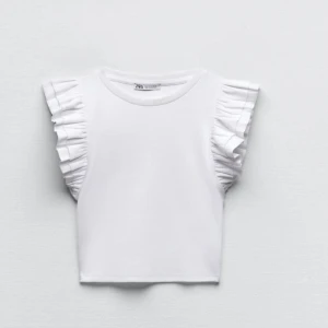 T-shirt  - Säljer min zara t-shirt pga att den är för kort för mig  Nypris: 299