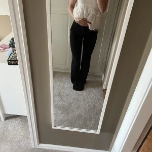 Kostymbyxor  - Superfina kostymbyxor i storlek 34 som sitter perfekt! Bara att fråga om ni undrar något eller vill ha fler bilder🥰frakt ingår inte i priset men jag kan diskutera pris.!❤️